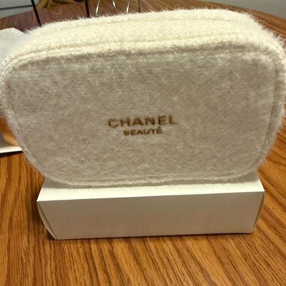 Chanel Cream Textured Pouch with Gold Logo - Picture 2 of 5